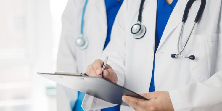 Santa Catarina abre processos seletivos na área da saúde com salários de até R$ 10,3 mil