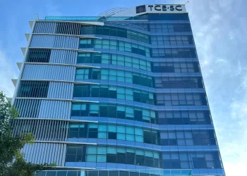 TCE/SC alerta 68 cidades por baixa arrecadação e excesso de gastos com pessoal