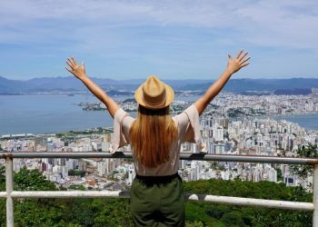 SC bate recorde de turistas estrangeiros no 1º semestre de 2025