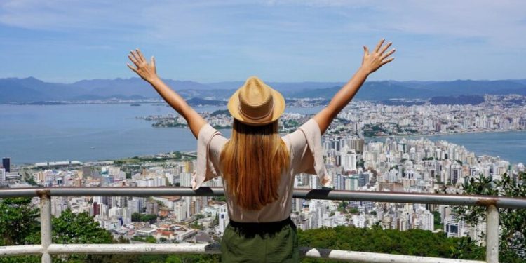 SC bate recorde de turistas estrangeiros no 1º semestre de 2025