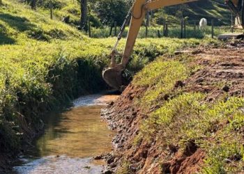 Secretaria de Infraestrutura realiza limpeza preventiva de valas em São João Batista