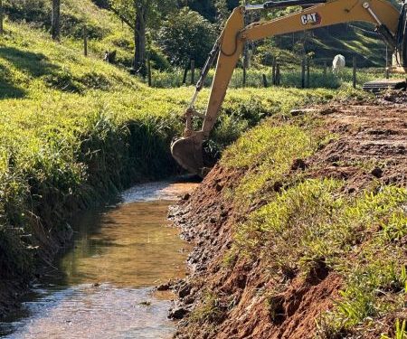 Secretaria de Infraestrutura realiza limpeza preventiva de valas em São João Batista