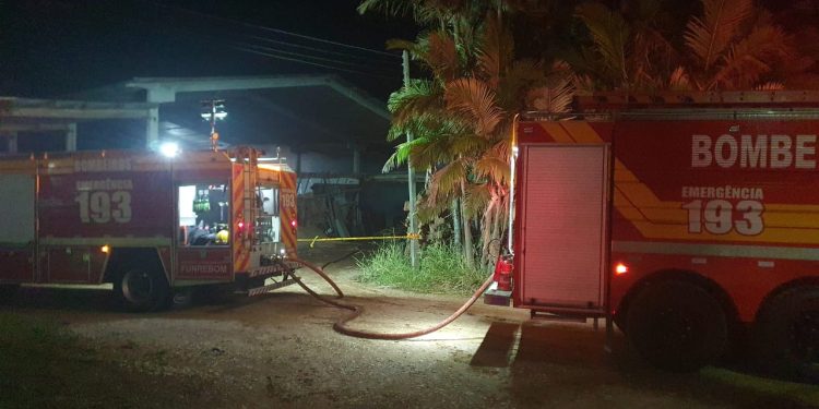 Bombeiros Militar acionado para ocorrência de incêndio em uma cerâmica em Tijucas