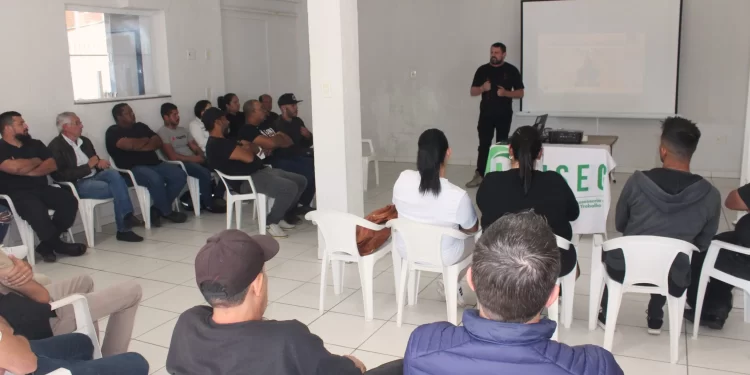 Zeladores vigilantes da rede municipal de ensino de SJB participam de curso de aperfeiçoamento em segurança privada