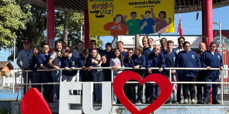 Alunos da Apae de São João Batista instalam faixas alusivas à Semana Nacional da Pessoa com Deficiência Intelectual e Múltipla