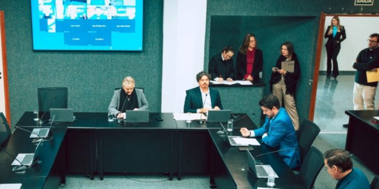 Após ‘caso Felca’, deputados de SC apresentam projeto para proibir danças obscenas em escolas