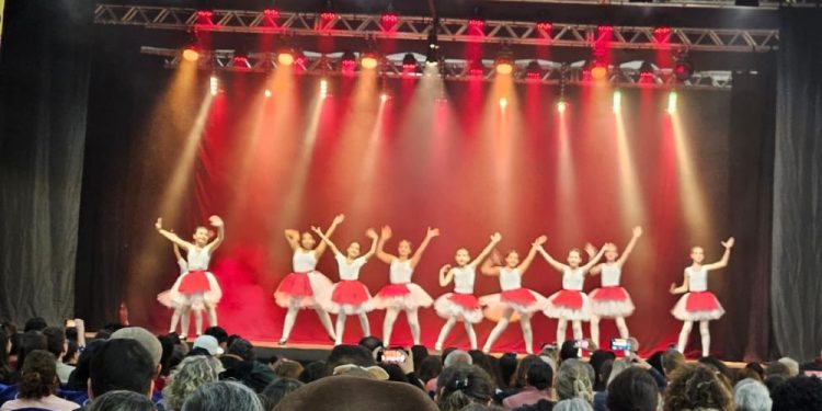 Studio Plié representa São João Batista no Festival de Dança de Joinville 2025