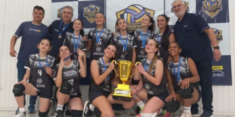 Equipe feminina sub-15 da Fube conquista o terceiro lugar na Copa Adec de Escolinhas de Voleibol