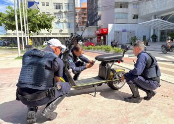 Balneário Camboriú proíbe menores de 16 anos de pilotar patinetes elétricos