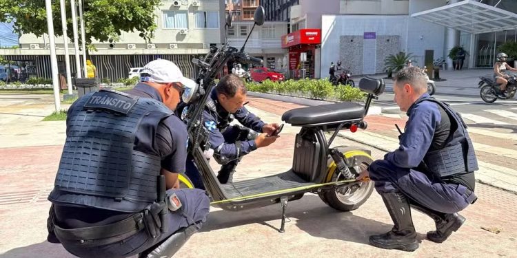 Balneário Camboriú proíbe menores de 16 anos de pilotar patinetes elétricos