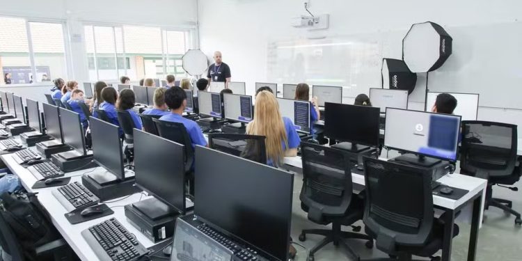 Senai/SC oferta 586 vagas gratuitas em cursos técnicos para estudantes do ensino médio