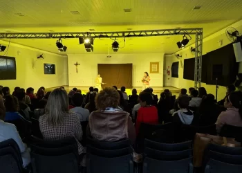 Estudantes da rede municipal de São João Batista assistem ao espetáculo “Menina Pilota de Espaçonave”