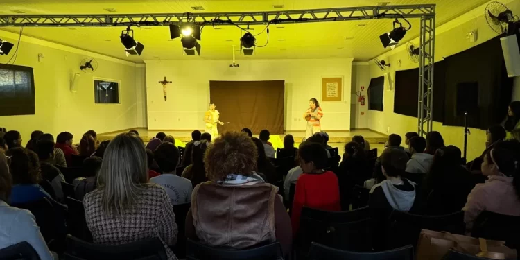 Estudantes da rede municipal de São João Batista assistem ao espetáculo “Menina Pilota de Espaçonave”