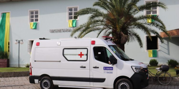 Secretaria de Saúde de Canelinha adquire nova ambulância para atendimento de urgência e emergência