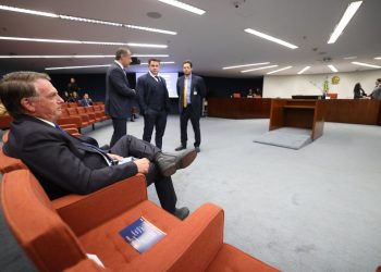 Julgamento de Bolsonaro tem início no STF com desfalque entre os réus