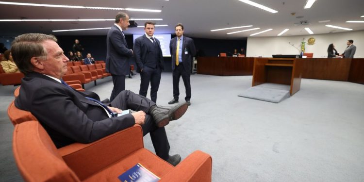 Julgamento de Bolsonaro tem início no STF com desfalque entre os réus