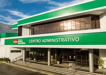 “Governo de SC promove demissões e cassações de aposentadorias em esforço de reestruturação”