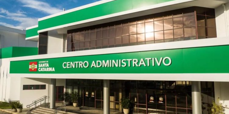 “Governo de SC promove demissões e cassações de aposentadorias em esforço de reestruturação”