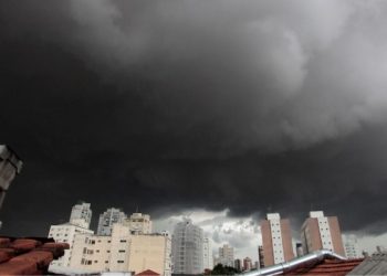 Frente fria avança com chuva pesada: o que esperar nos próximos dias