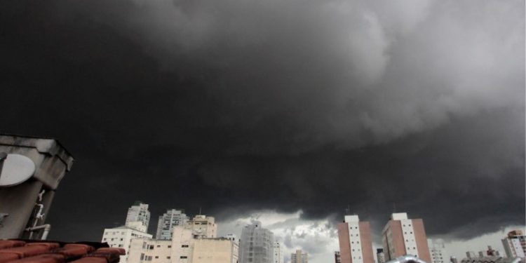 Frente fria avança com chuva pesada: o que esperar nos próximos dias