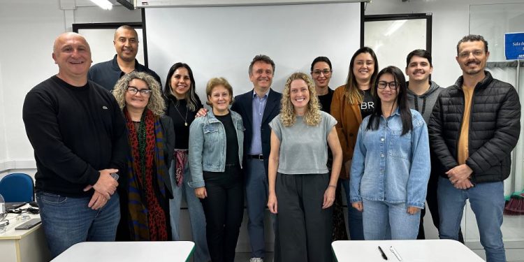 Empresários de São João Batista participam de consultoria coletiva com o economista italiano Enrico Cietta