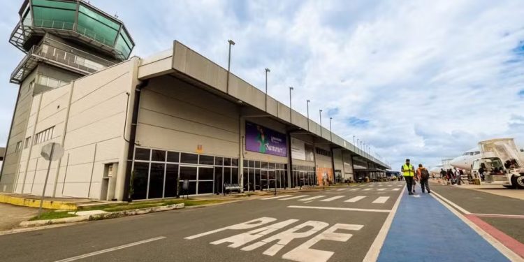 Litoral de Santa Catarina terá mais de 220 voos diretos extras no verão de 2025/2026