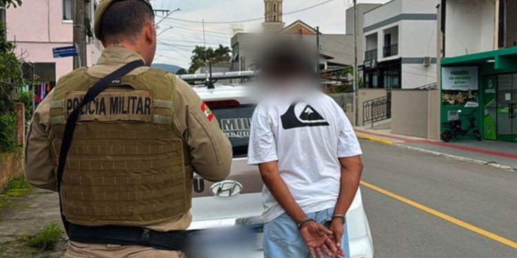 Polícia militar de São João Batista cumpre mandado de prisão no centro