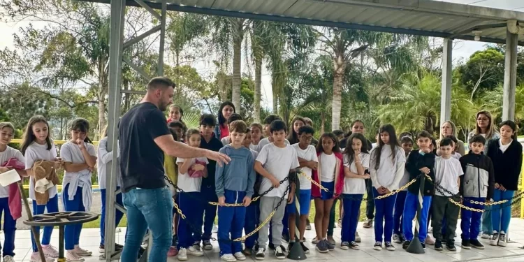 Estudantes da rede municipal visitam Estação de Tratamento de Água do Sisam