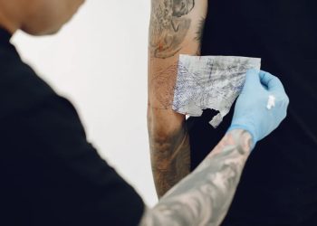 Justiça condena tatuador por lesão corporal após tatuar adolescente em SC