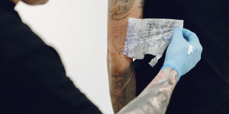 Justiça condena tatuador por lesão corporal após tatuar adolescente em SC