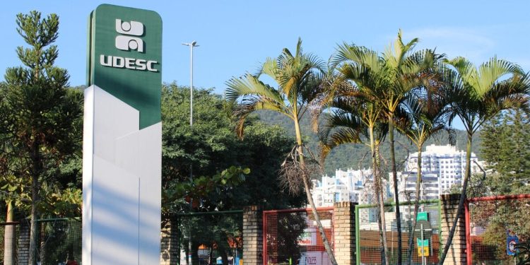 UDESC anuncia concurso público com 40 vagas para professor efetivo e salários de até R$ 15 mil