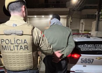 Polícia Militar de Canelinha realiza apreensão de drogas e prisão após perseguição