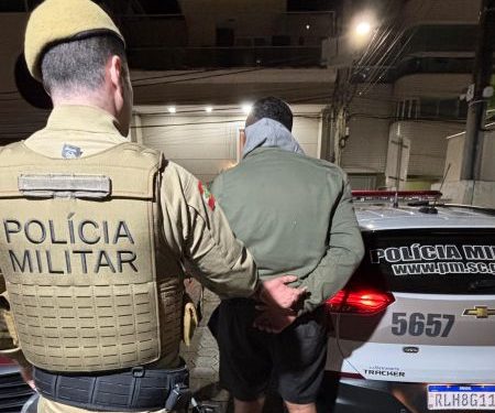 Polícia Militar de Canelinha realiza apreensão de drogas e prisão após perseguição