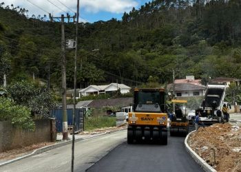 Obras no bairro Espraiado, em Nova Trento, avançam com nova etapa de pavimentação asfáltica;