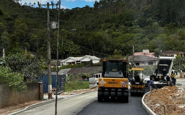 Obras no bairro Espraiado, em Nova Trento, avançam com nova etapa de pavimentação asfáltica;