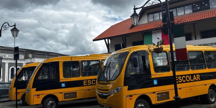 Nova Trento recebe mais três ônibus escolares