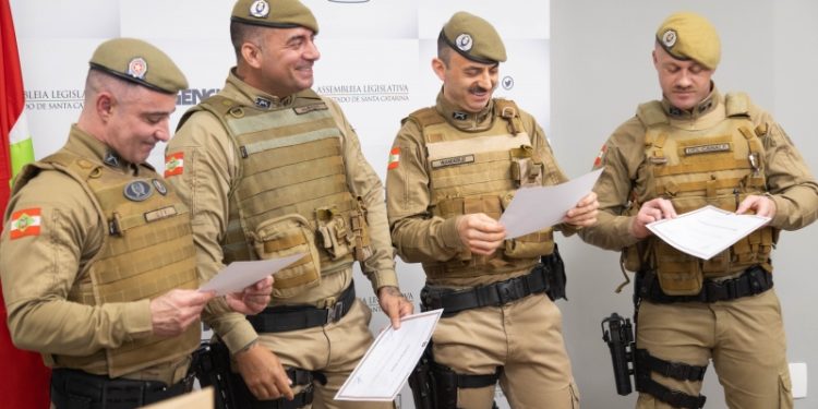 Policiais Militares de São João Batista foram homenageados na Assembleia Legislativa de Santa Catarina