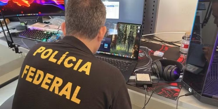 PF desmantela quadrilha de hackers que desviou R$ 800 milhões de empresas via PIX
