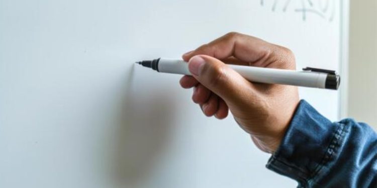 Professores de Santa Catarina poderão receber até R$ 3 mil por assiduidade