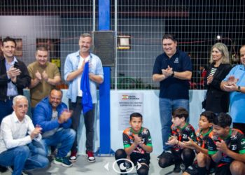 Prefeitura Canelinha entrega quadra poliesportiva revitalizada no bairro Galera