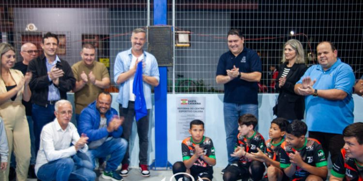 Prefeitura Canelinha entrega quadra poliesportiva revitalizada no bairro Galera