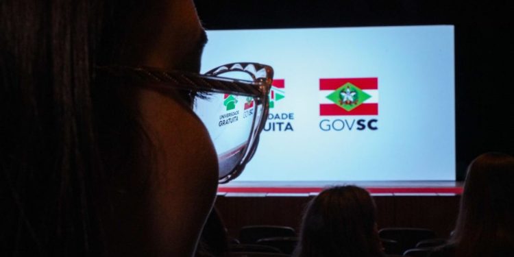 Assembleia aprova mudanças nos programas Universidade Gratuita e FUMDESC em Santa Catarina