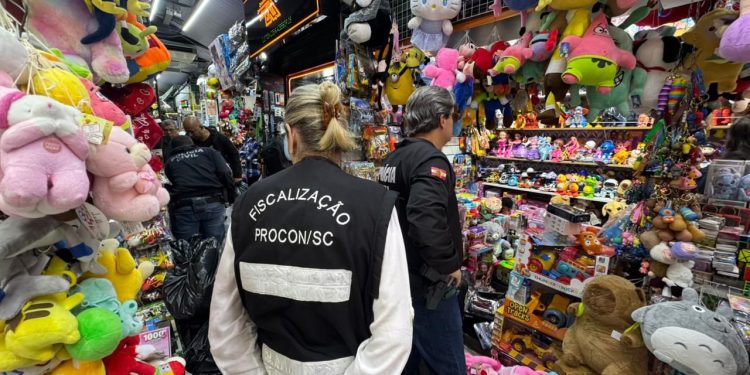 DIA DAS CRIANÇAS – Polícia Civil apreende mais de 2 mil brinquedos falsificados no centro de Florianópolis