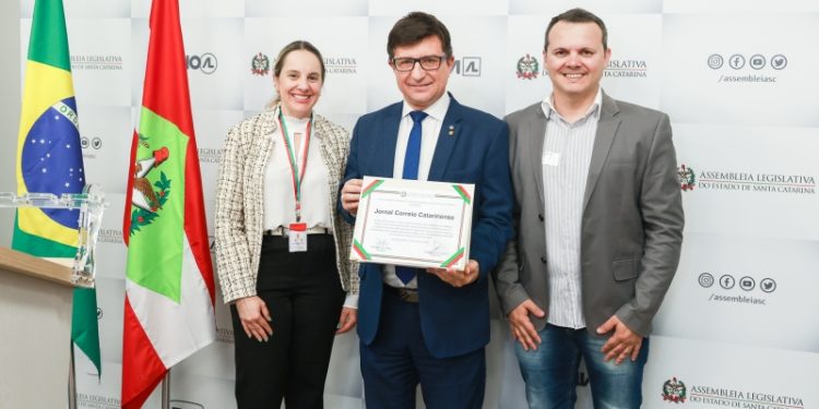 Jornal Correio Catarinense recebe homenagem da Alesc pela milésima edição