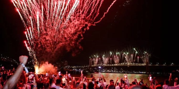 Reveillon em Florianópolis terá show pirotécnico de 15 minutos e custo superior a R$ 6 milhões