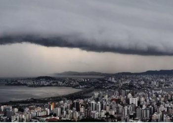 Santa Catarina sob alerta: ciclone extratropical pode provocar temporais e ventos fortes no domingo