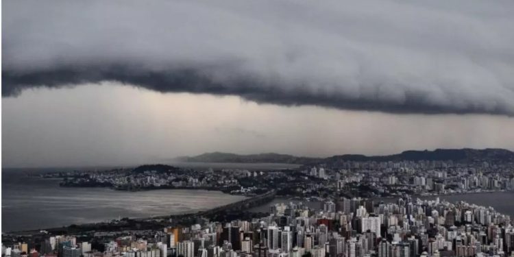 Santa Catarina sob alerta: ciclone extratropical pode provocar temporais e ventos fortes no domingo