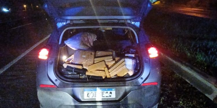 Menor de idade é apreendido com 300 quilos de maconha e carro roubado após perseguição em Joinville
