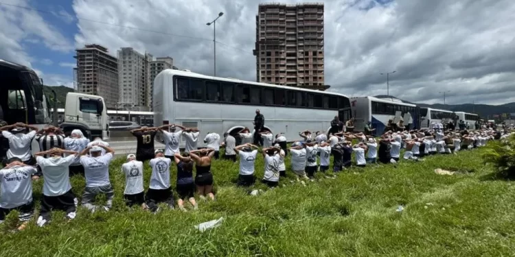 Torcedores atacam ônibus rival e bloqueiam BR-101 em Santa Catarina