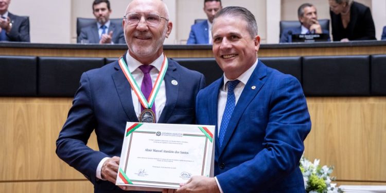 Altair Silva entrega Comenda do Legislativo a Almir Santos, presidente do Sincasjb